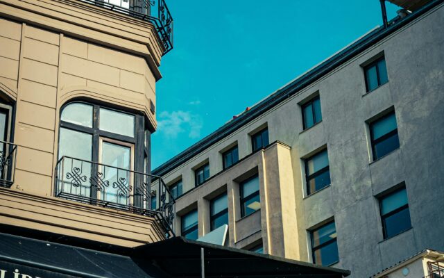 A photo showing a tall business with a coffee shop underneath